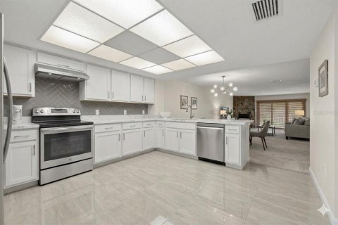 Touwnhouse à vendre à Treasure Island, Floride: 2 chambres, 162.58 m2 № 2391089 - photo 11