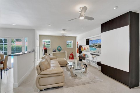 Villa ou maison à vendre à Miami, Floride: 5 chambres, 392.6 m2 № 1842866 - photo 15