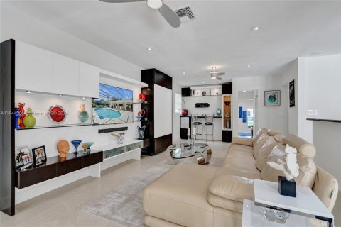 Villa ou maison à vendre à Miami, Floride: 5 chambres, 392.6 m2 № 1842866 - photo 17