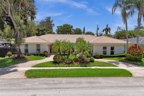 Villa ou maison à vendre à Miami, Floride: 5 chambres, 392.6 m2 № 1842866 - photo 1