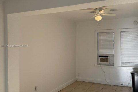 Villa ou maison à louer à Hollywood, Floride: 1 chambre, 50.17 m2 № 1966609 - photo 2