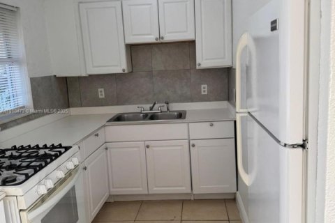 Villa ou maison à louer à Hollywood, Floride: 1 chambre, 50.17 m2 № 1966609 - photo 4