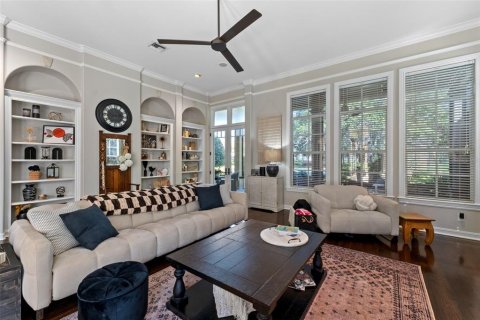 House in Orlando, Florida 4 bedrooms, 380.9 sq.m. № 1648175 - photo 13