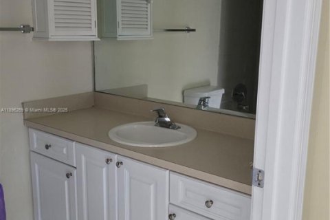 Copropriété à louer à Hollywood, Floride: 2 chambres, 100.33 m2 № 1950425 - photo 4