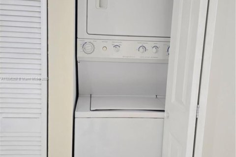 Copropriété à louer à Hollywood, Floride: 2 chambres, 100.33 m2 № 1950425 - photo 3