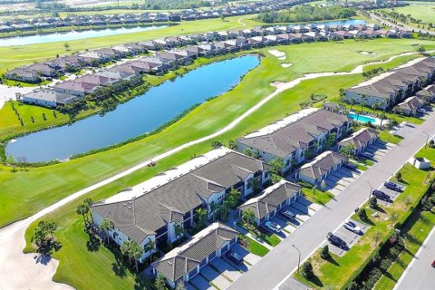 Condo in Bradenton, Florida, 2 bedrooms in LAKEWOOD NATIONAL  № 1578929 - photo 1
