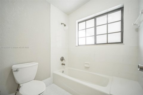House in Cutler Bay, Florida 4 bedrooms, 198.9 sq.m. № 1814720 - photo 24