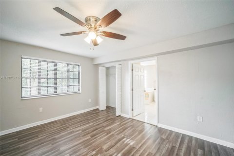 House in Cutler Bay, Florida 4 bedrooms, 198.9 sq.m. № 1814720 - photo 11