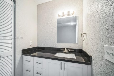 House in Cutler Bay, Florida 4 bedrooms, 198.9 sq.m. № 1814720 - photo 21