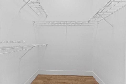 House in Miramar, Florida 4 bedrooms, 202.53 sq.m. № 1948597 - photo 20