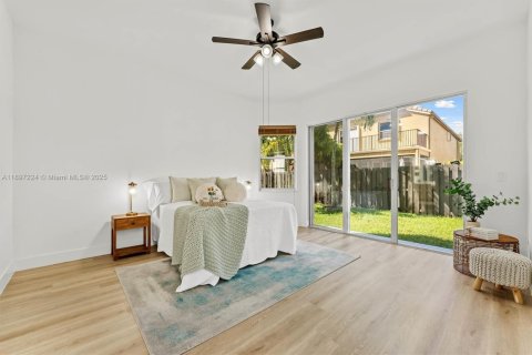 House in Miramar, Florida 4 bedrooms, 202.53 sq.m. № 1948597 - photo 18