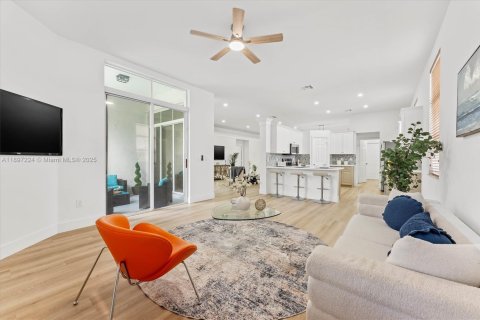 House in Miramar, Florida 4 bedrooms, 202.53 sq.m. № 1948597 - photo 16