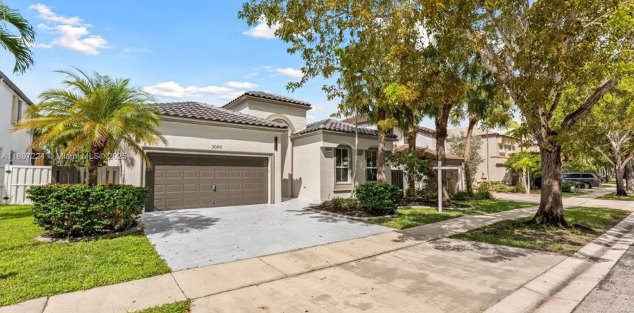 House in Miramar, Florida 4 bedrooms, 202.53 sq.m. № 1948597