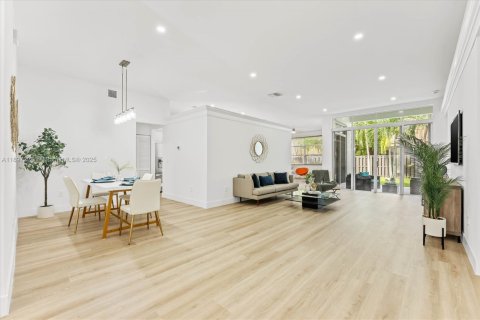 House in Miramar, Florida 4 bedrooms, 202.53 sq.m. № 1948597 - photo 5