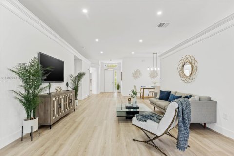 House in Miramar, Florida 4 bedrooms, 202.53 sq.m. № 1948597 - photo 8