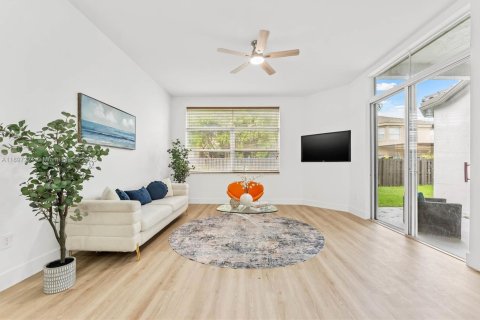 House in Miramar, Florida 4 bedrooms, 202.53 sq.m. № 1948597 - photo 14