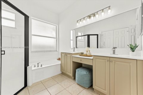 House in Miramar, Florida 4 bedrooms, 202.53 sq.m. № 1948597 - photo 21