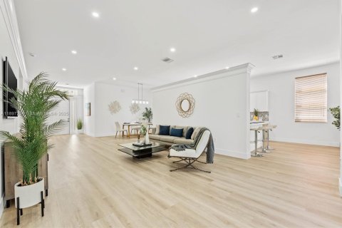 House in Miramar, Florida 4 bedrooms, 202.53 sq.m. № 1948597 - photo 9