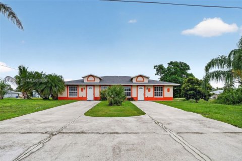 Propiedad comercial en Lehigh Acres, Florida № 2289092
