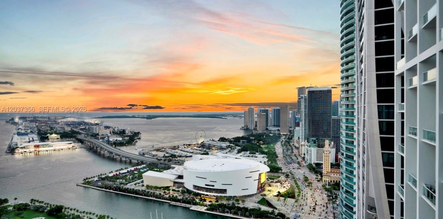 Condo à Miami, Floride, 3 chambres  № 2154212