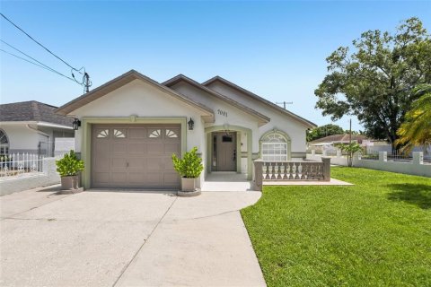 House in Tampa, Florida 3 bedrooms, 149.2 sq.m. № 2308285
