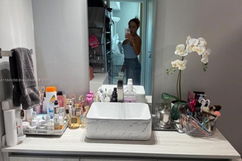 Condo in Miami, Florida, 2 bedrooms  № 2054236 - photo 24