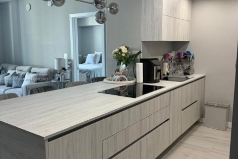 Condo in Miami, Florida, 2 bedrooms  № 2054236 - photo 4