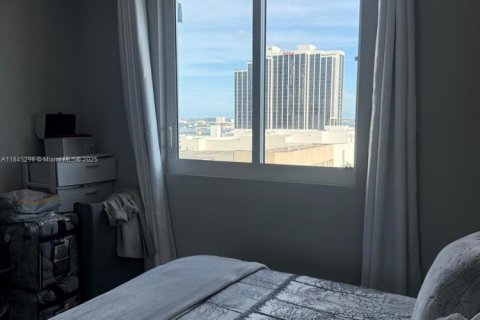 Condo in Miami, Florida, 2 bedrooms  № 2054236 - photo 17
