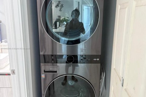 Condo in Miami, Florida, 2 bedrooms  № 2054236 - photo 27