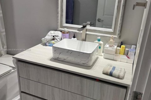 Condo in Miami, Florida, 2 bedrooms  № 2054236 - photo 26