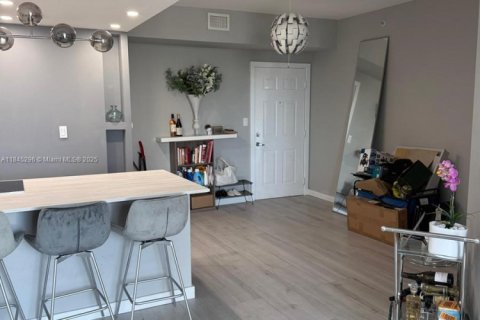 Condo in Miami, Florida, 2 bedrooms  № 2054236 - photo 3