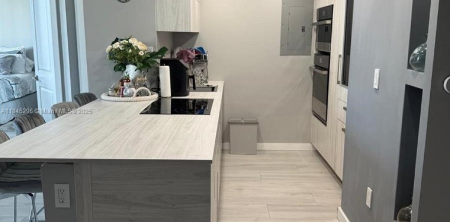Condo in Miami, Florida, 2 bedrooms  № 2054236