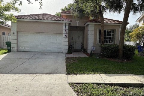House in Miramar, Florida 4 bedrooms, 179.21 sq.m. № 1776034 - photo 1