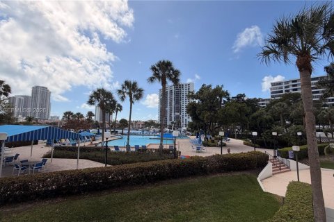 Condo in Hallandale Beach, Florida, 1 bedroom  № 2044456 - photo 13