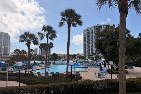 Condo in Hallandale Beach, Florida, 1 bedroom  № 2044456 - photo 12
