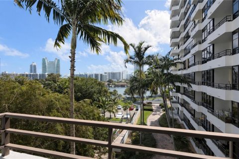 Condo in Hallandale Beach, Florida, 1 bedroom  № 2044456 - photo 1