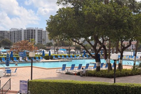Condo in Hallandale Beach, Florida, 1 bedroom  № 2044456 - photo 14