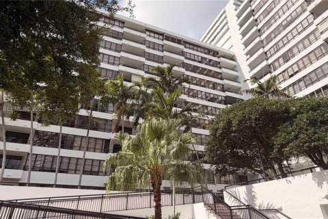 Condo in Hallandale Beach, Florida, 1 bedroom  № 2044456 - photo 15