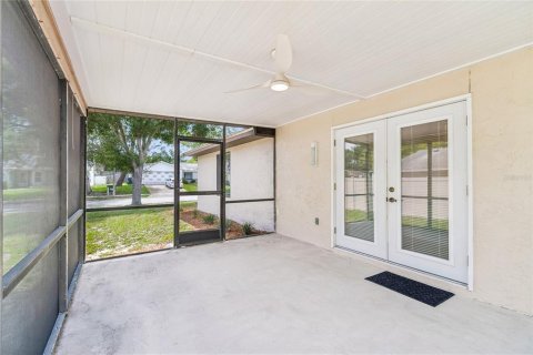 House in New Port Richey, Florida 3 bedrooms, 104.05 sq.m. № 2167374 - photo 16