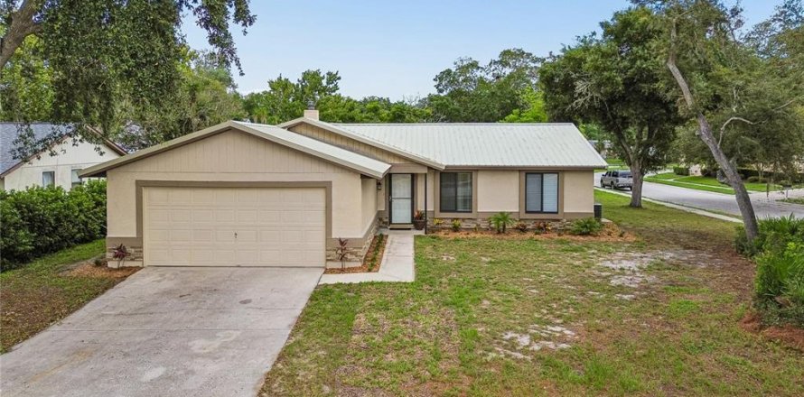 House in New Port Richey, Florida 3 bedrooms, 104.05 sq.m. № 2167374