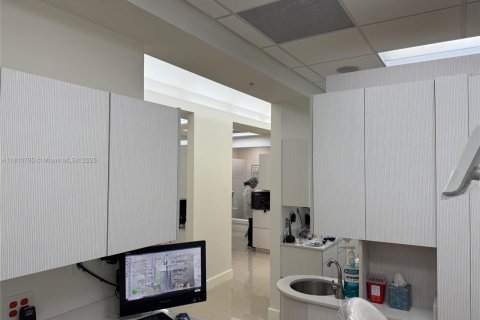Commercial property in Aventura, Florida № 1756611 - photo 3