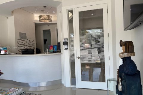 Commercial property in Aventura, Florida № 1756611 - photo 1