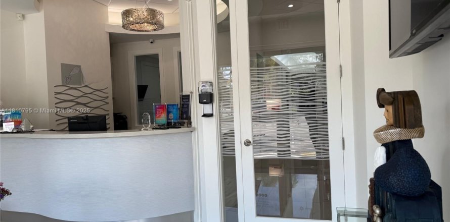 Commercial property in Aventura, Florida № 1756611