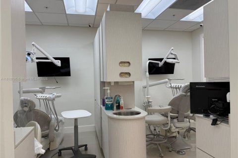 Commercial property in Aventura, Florida № 1756611 - photo 25