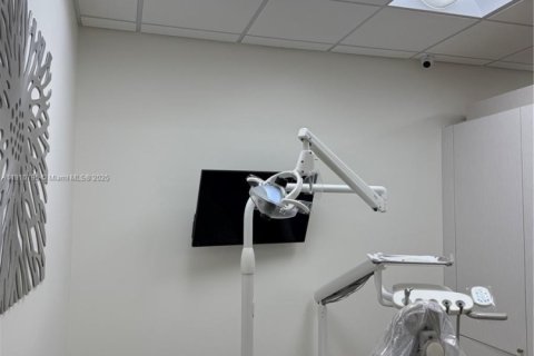 Commercial property in Aventura, Florida № 1756611 - photo 19
