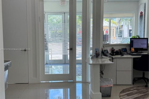 Commercial property in Aventura, Florida № 1756611 - photo 12