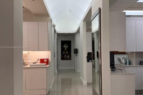 Commercial property in Aventura, Florida № 1756611 - photo 18