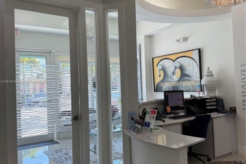 Commercial property in Aventura, Florida № 1756611 - photo 16