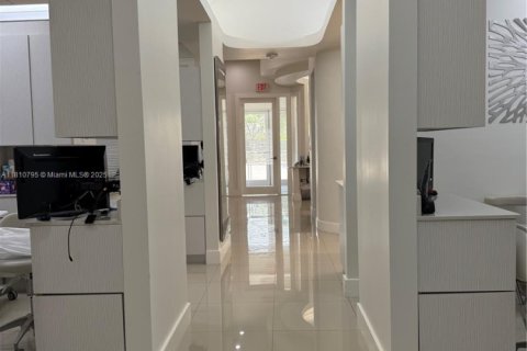 Commercial property in Aventura, Florida № 1756611 - photo 22