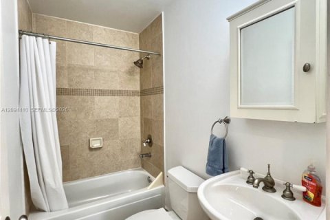 Casa en venta en Miami, Florida, 3 dormitorios, 126.35 m2 № 2382372 - foto 16